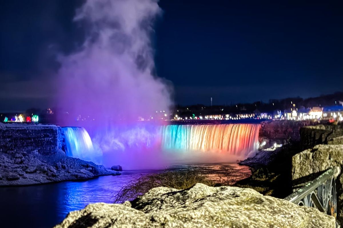 Photo of Niagara Falls at night.