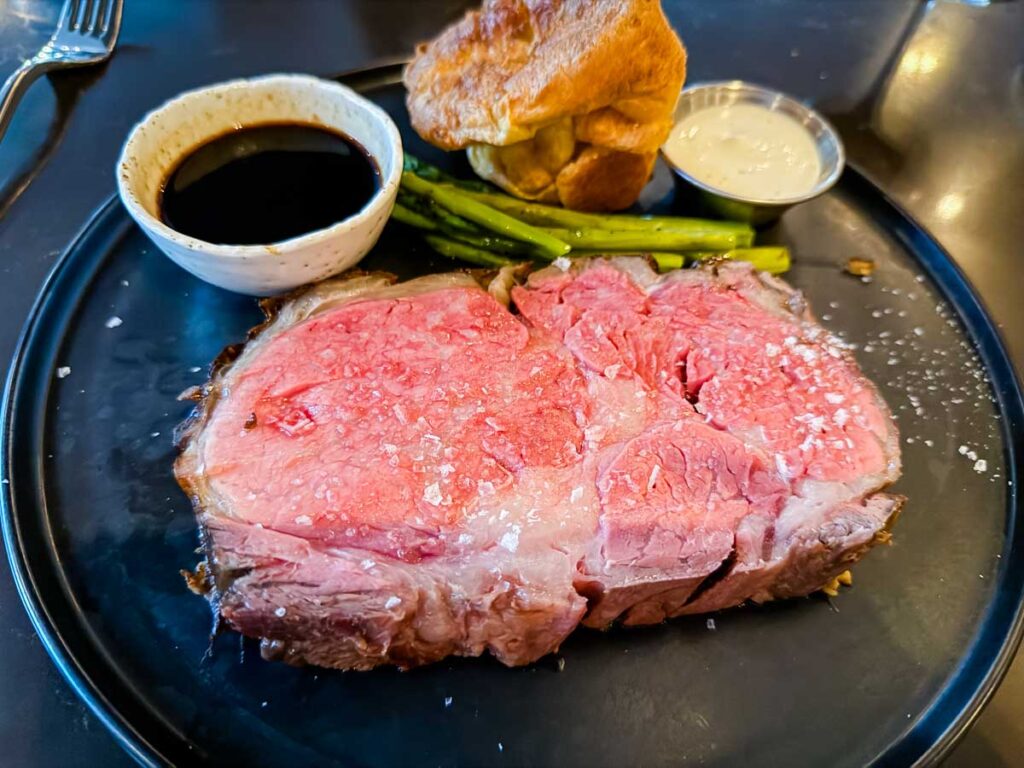 Prime rib dinner at cedar on a black plate.